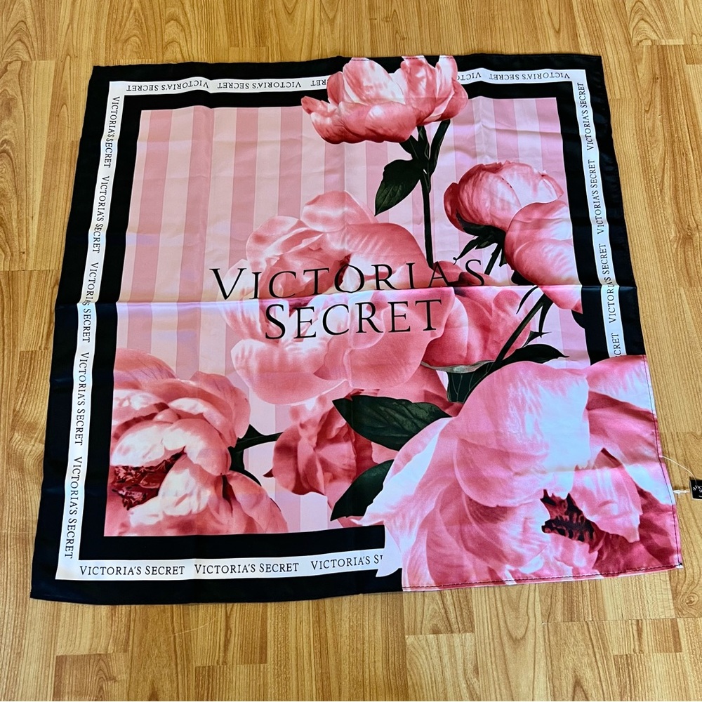 Victoria’s Secret women square scarf